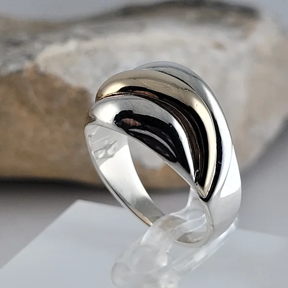 ❤️Size 7.5 Gorgeous 925 Sterling Silver and 14k Solid Yellow Gold Dome Ring!